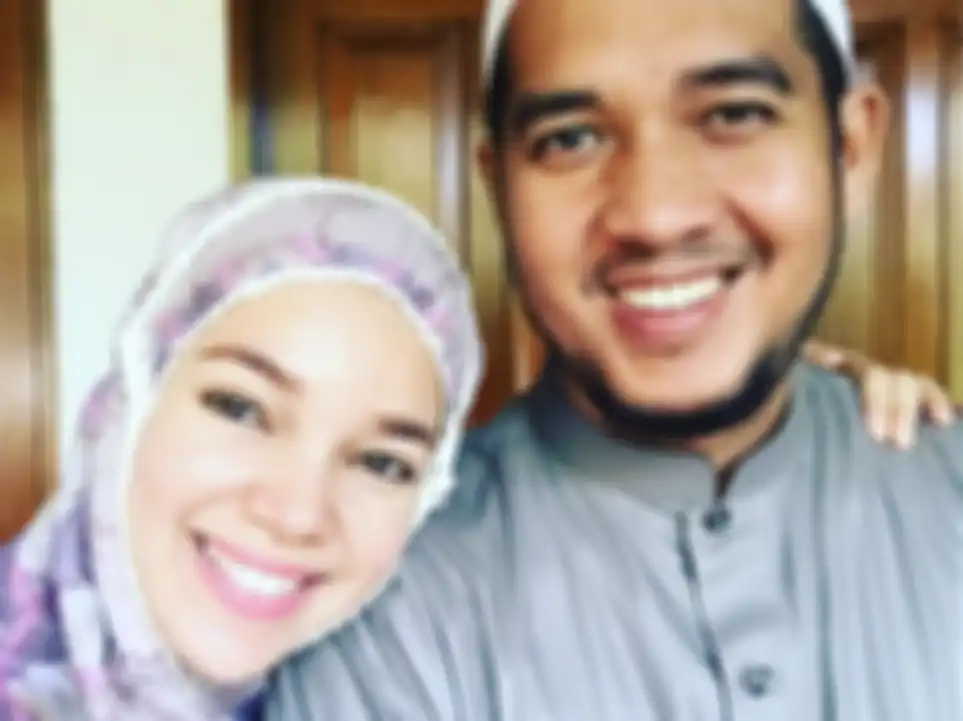 Dewi Sandra dan suami