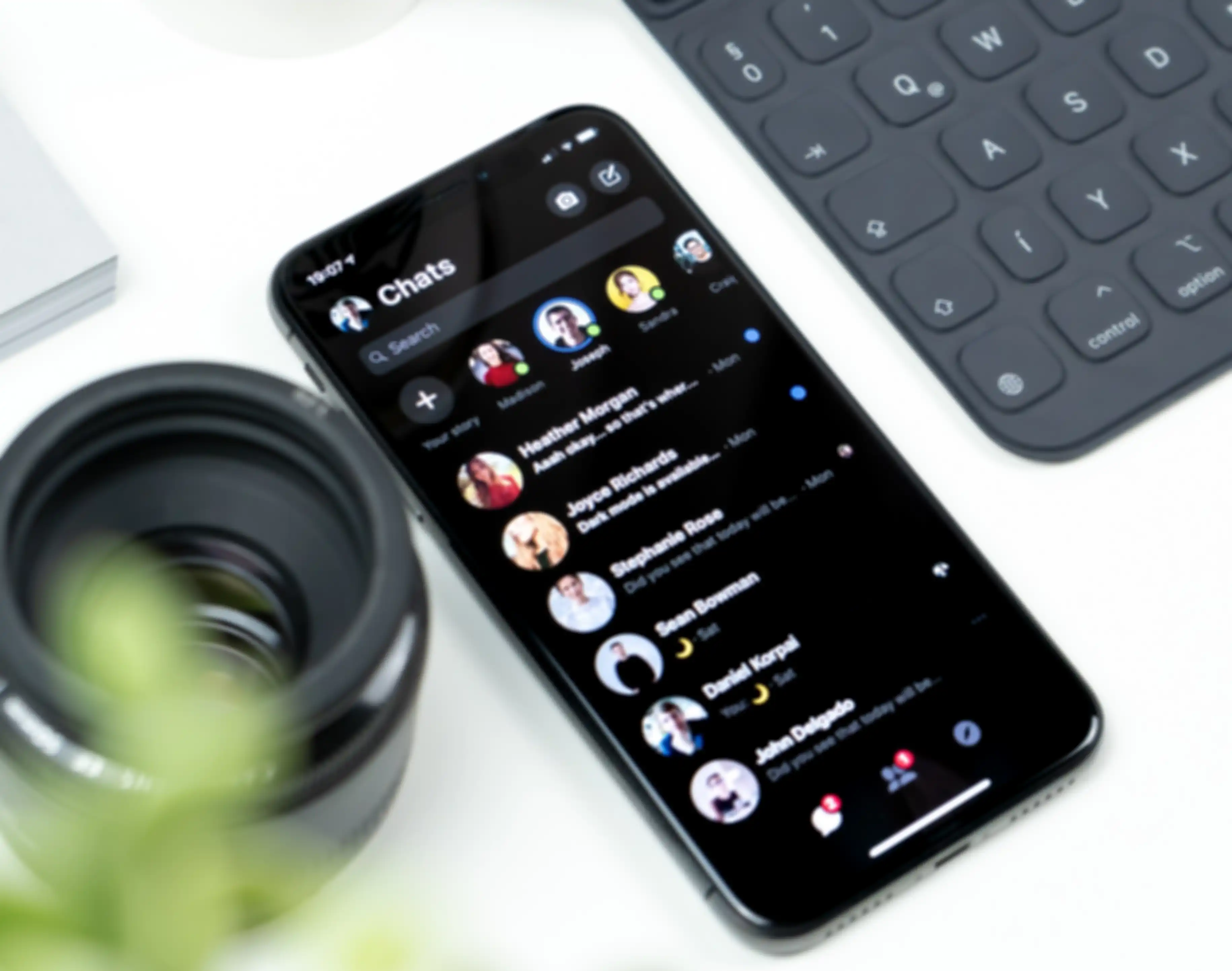 Aplikasi WhatsApp iOS yang akan kehadiran fitur transkrip chat otomatis.