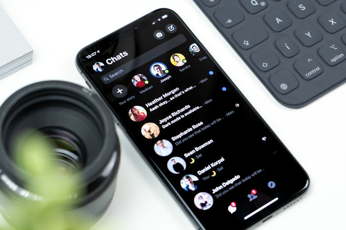 Aplikasi WhatsApp iOS yang akan kehadiran fitur transkrip chat otomatis.