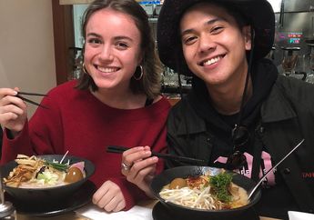 Iqbaal Ramadhan Pamer Makan Mi Satu Mangkok Berdua Wanita Bule, Netizen: Hancur Hatiku