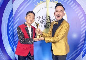 Sabar dan Telaten, Ruben Onsu Selalu Dampingi dan Beri Arahan untuk Betrand Peto Hingga Raih Penghargaan Pertama!