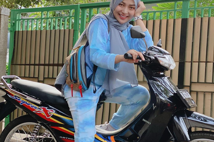 Chacha Sherly bersama Honda Supra X.