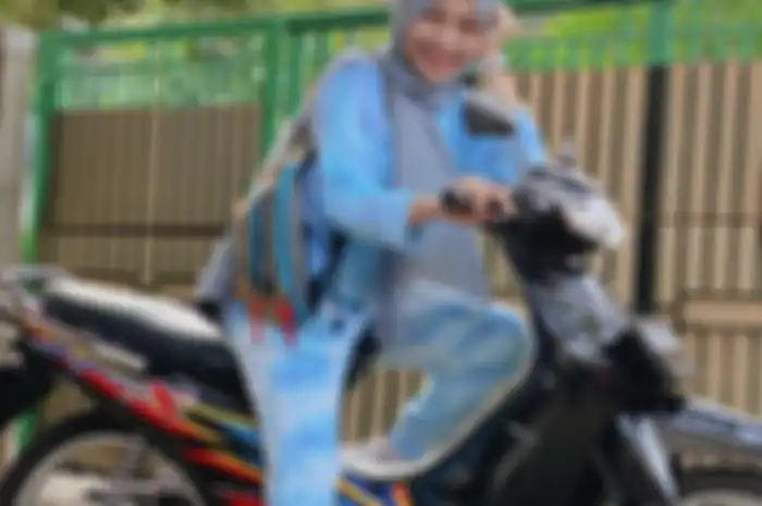 Chacha Sherly bersama Honda Supra X.