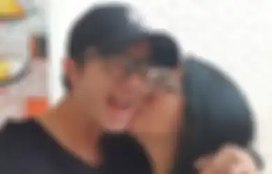 6 Foto Kedekatan Bryan Domani dan Mama, Ade Domani. Sweet Abis!