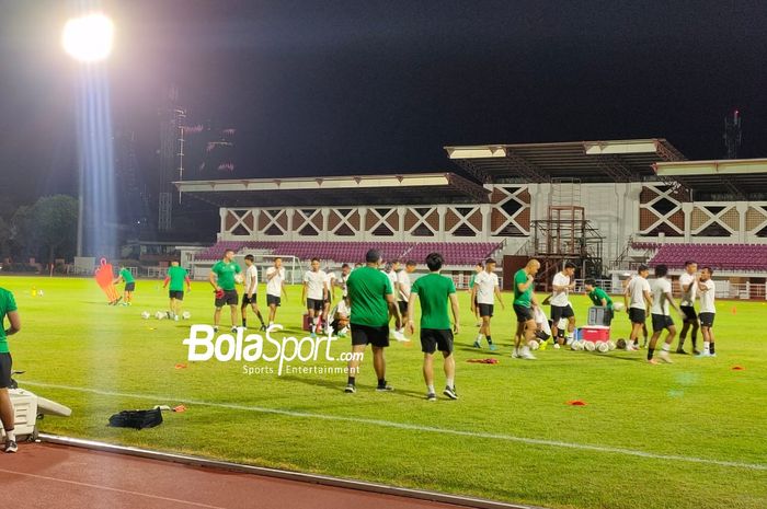 Suasana latihan Timnas U-19 Indonesia jelang Kualifikasi Piala Asia U-20 2023 di Lapangan Thor, Surabaya, Selasa (13/9/2022).