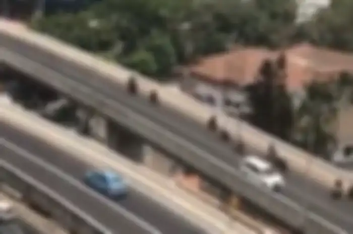 Insiden pemotor lawan arah di atas flyover, terjadi di kawasan JLNT Kasablangka, Jakarta pada Senin (23/09/2019).