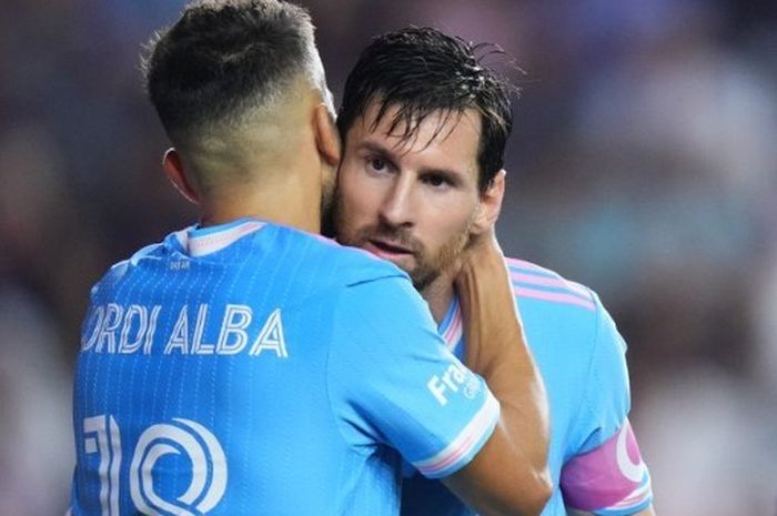 Lionel Messi memberikan asis kepada Jordi Alba dalam kemenangan Inter Miami atas New England Revolution pada lanjutan MLS di Chase Stadium (4/10/2025).