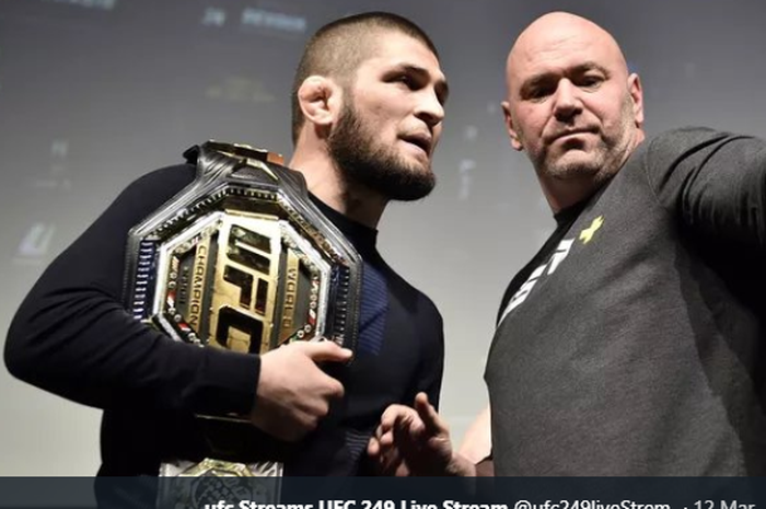 Khabib Nurmagomedov (kiri) dan Presiden UFC, Dana White.