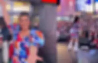 Heboh Nyanyiin Lagu Ojo Dibandingke, Fitri Carlina Bikin Konser Dangdut di Times Square New York!