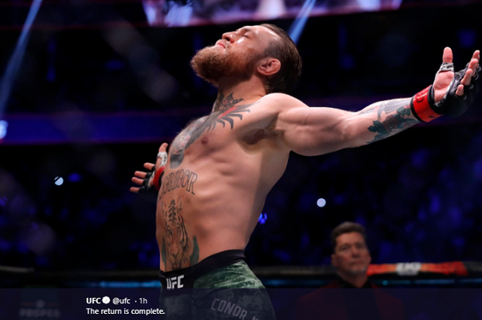 Selebrasi Conor McGregor usai menang dalam waktu 40 detik lawan Donald Cerrone pada UFC 246 di T-Mobile Arena, Las Vegas, Minggu (19/1/2020). 