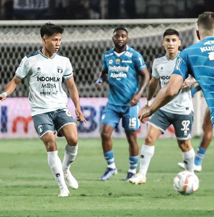 Suasana pertandingan antara Persib Bandung melawan Persita Tangerang di Stadion Gelora Bandung Lautan Api, Bandung, Minggu (1/10/2023).