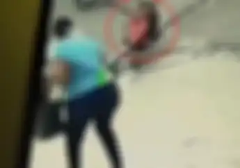 Aje Gile! Emak-emak Terpelanting Diseruduk Motor Matik Yang Enggak Ada Pengendaranya