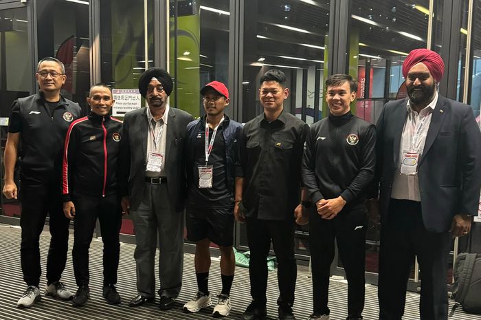 Ketua Umum NOC Indonesia, Raja Sapta Oktohari, berpose dengan tim balap sepeda Indonesia di sela UCI Track Nations Cup 2024 Hongkong, Minggu (17/3/2024).