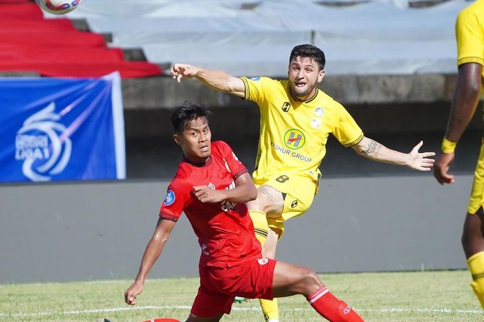 Momen saat Lucas Morellato membuka keunggulan Barito Putera atas Semen Padang pada pekan kelima Liga 1 2024/2025