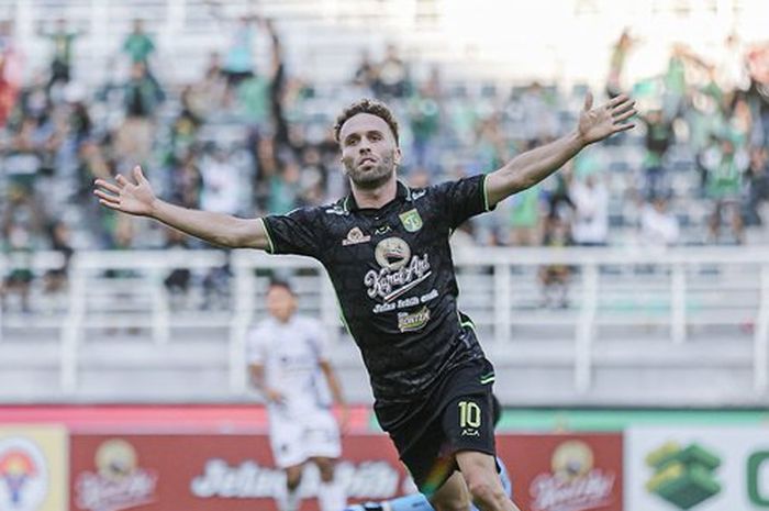 Selebrasi Ze Valente usai mencetak gol kemenangan Persebaya Surabaya atas Borneo FC di Stadion Gelora Bung Tomo, Surabaya pada Minggu (3/9/2023).