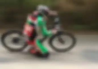 Video Kocak.. Mencoba Knee Down Pakai Sepeda, Scott Redding Malah Nyaris Tabrak Pepohonan
