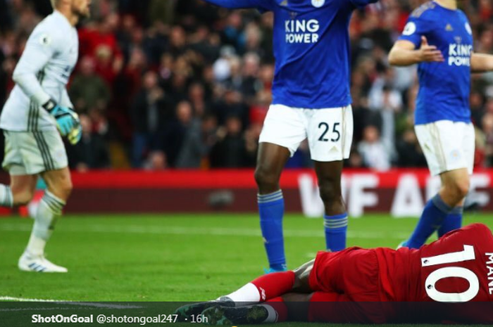 Penyerang Liverpool, Sadio Mane, tersungkur di dalam kotak penalti Leicester City ketika bertanding dalam laga Liga Inggris pekan kedelapan pada Sabtu (5/10/2019) di Stadion Anfield.