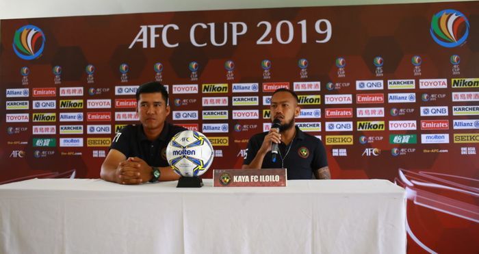 Pelatih dan kiper Kaya FC, Noel Marcaida serta Michael Casas, Selasa (16/4/2019).