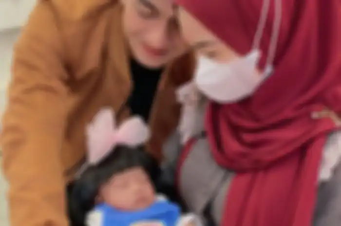 Cara membangunkan anak Ria Ricis dibandingkan dengan Nikita Willy