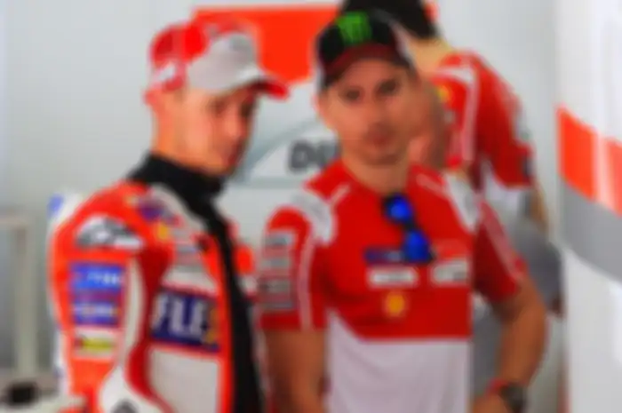 Casey Stoner (kiri) duluan mensetup Desmosdici GP18 untuk Jorge Lorenzo dan Andrea Dovizioso
