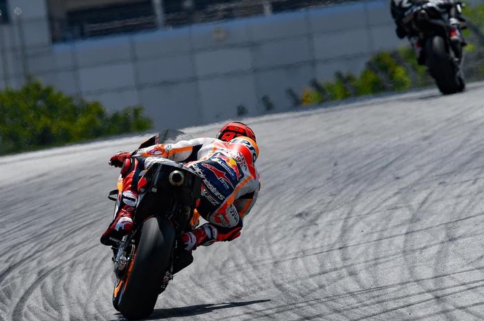 Pebalap Repsol Honda, Marc Marquez, saat melakukan uji coba di Sirkuit Sepang, Malaysia, Kamis (7/2/2019).