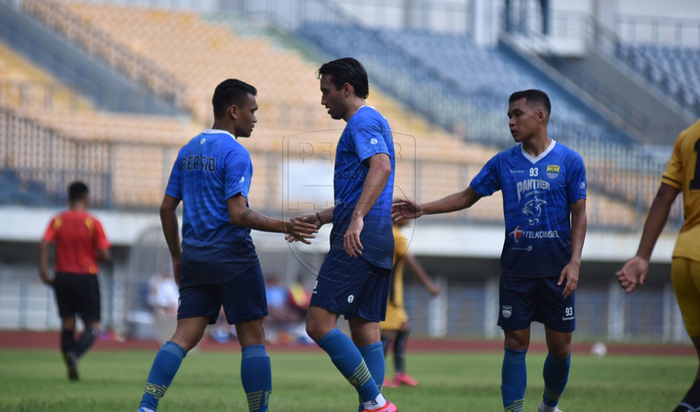 Ferdinand Sinaga dan Ezra Walian diduetkan saat Persib Bandung menjalani uji coba melawan tim Porda Kota Bandung jelang Piala Menpora 2021.