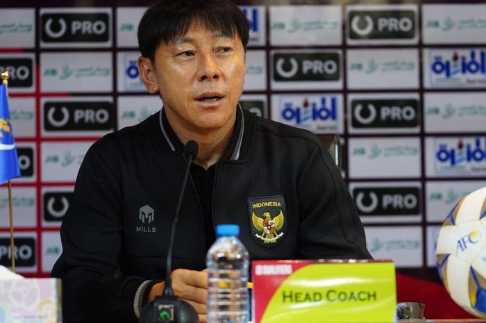 Shin Tae-yong di konferensi pers jelang laga Irak Vs Timnas Indonesia di Basra International Stadium, pada Rabu (15/11/2023).