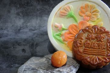 Menurut cerita, pesan politik diselipkan di dalam kue bulan oleh etnis Han saat Dinasti Mongol berkuasa. 
