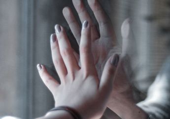 Arti Mimpi Jari Tangan Telunjuk Penuh Alarm Bahaya, Berkaitan dengan Pengkhianatan, Waspadalah