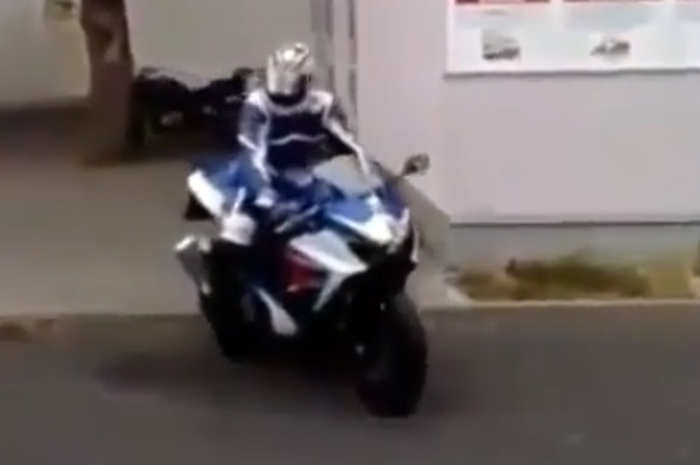 Gaya biker di atas moge