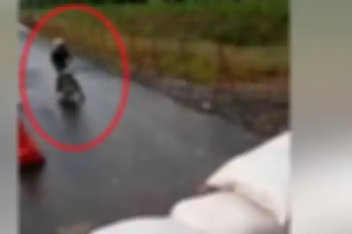 Detik-detik joki tabrak pembatas