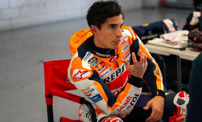 Pembalap Repsol Honda, Marc Marquez, berbicara kepada kru ketika menjalani tes privat di Sirkuit Catalunya, Spanyol, 16 Maret 2021.