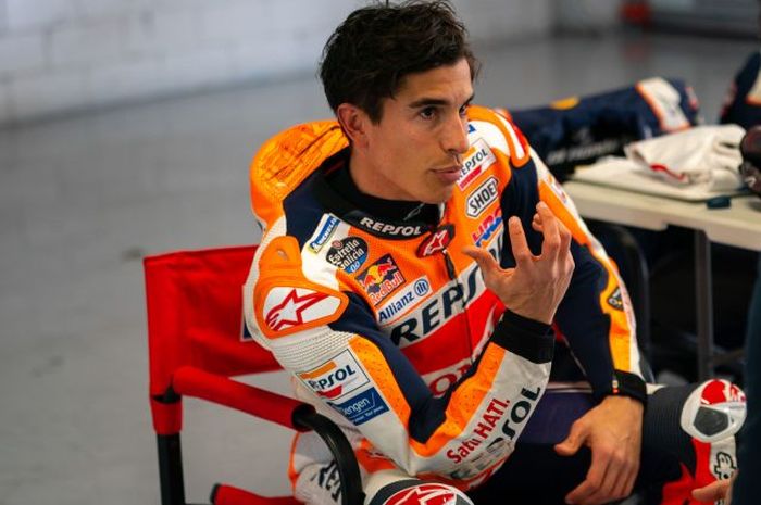 Pembalap Repsol Honda, Marc Marquez, berbicara kepada kru ketika menjalani tes privat di Sirkuit Catalunya, Spanyol, 16 Maret 2021.