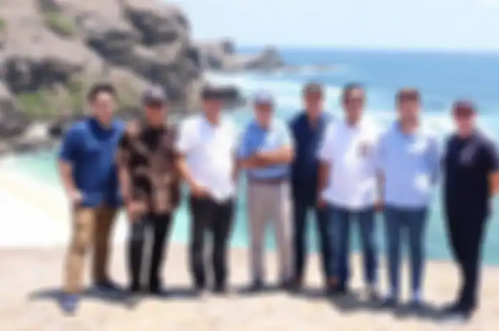 Carmelo Ezpeleta (keempat dari kiri), bos promotor MotoGP di pantai Lombok.