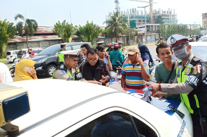 Razia gabungan di pintu gerbang Grahaya Raya Tangerang