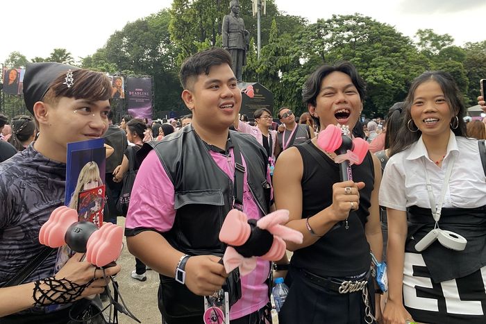 BLINK asal Pekanbaru, Kalil, Riska, Davi dan Madan antusias saksikan konser BLACKPINK di Gelora Bung Karno (GBK), Jakarta Pusat pada Sabtu (1/11/2025).