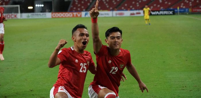 Pemain timnas Indonesia, Irfan Jaya (kiri) dan Pratama Arhan berselebrasi merayakan gol ke gawang Malaysia.