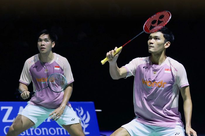 Ganda putra Indonesia, Daniel Marthin dan Muhammad Shohibul Fikr, berhasil mengatasi laga sulit untuk melaju ke final Swiss Open 2025.