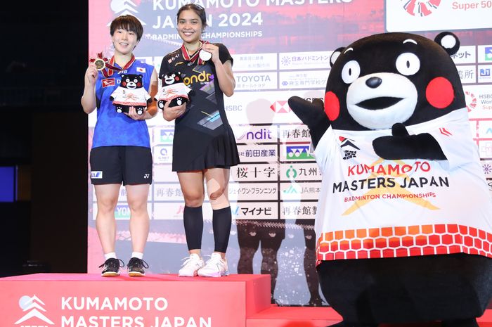 Tunggal putri Indonesia, Gregoria Mariska Tunjung dan Akane Yamaguchi berdiri di podium usai final Kumamoto  Masters Japan 2024 di Kumamoto Prefectural Gymnasium, Kumamoto, Jepang, 17 November 2024.