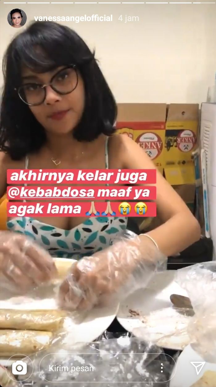 Vanessa Angel jualan kebab