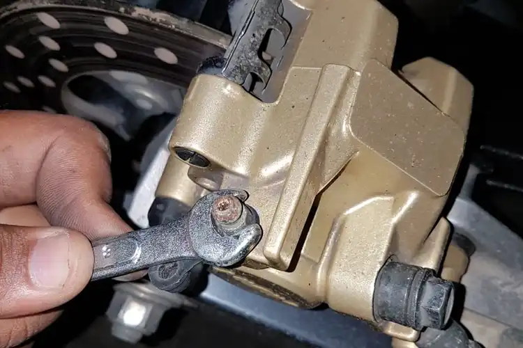 Begini Langkah Saat Rem Cakram Motor Tiba-tiba Macet di Jalan