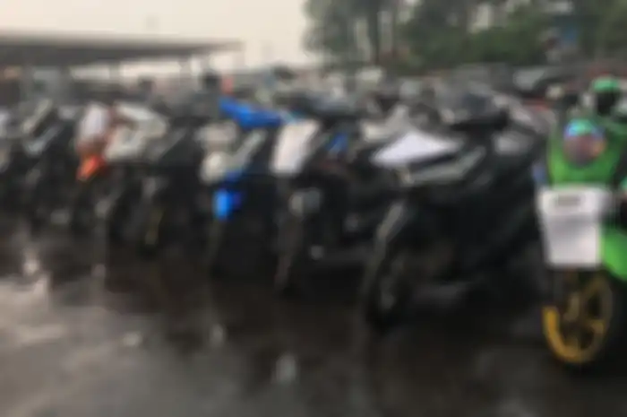 Banyak pedagang motor bekas yang datang ke balai lelang universal