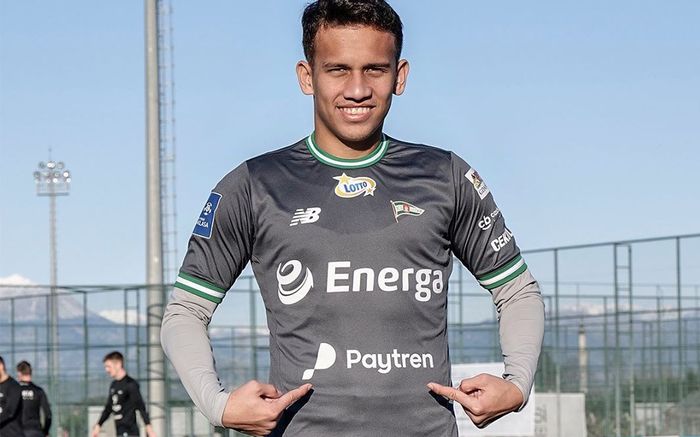 Egy Maulana Vikri menunjukkan logo PayTren di Jersey Lechia Gdansk musim 2019-2020.