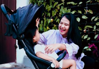 Duduk Manis Pangku Buah Hati Saat Berfoto, Kahiyang Ayu Tampil Sederhana Tapi Sepatu Merahnya Curi Perhatian, Harganya Fantastis?