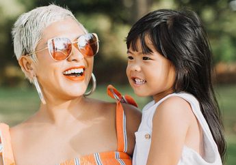 Kurangi Penggunaan Gadget, Dira Sugandi Ajak Putri Kecilnya Jalan Kaki di Akhir Pekan