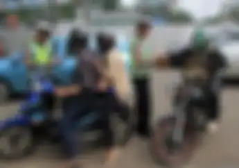 Waduh! Hilangkan Kesan Menakutkan, Polisi Lakukan Aksi Ini Saat Menggelar Operasi Zebra Jaya 2017