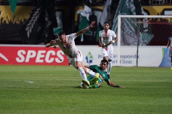 Penyerang Persija Jakarta, Marko Simic mendapat tekel pemain PSS Sleman pada lanjutan Liga 1 2019 pekan ke-24 di Stadion Maguwoharjo, Sleman, Kamis (24/10/2019). 