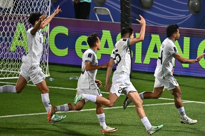 Selebrasi para pemain Timnas Indonesia usai Asnawi Mangkualam mencetak gol penalti ke gawang Vietnam di Piala Asia 2023.