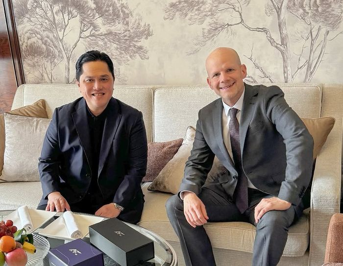 Ketua Umum PSSI Erick Thohir bertemu Sekjen FIFA Mattias Grafström.