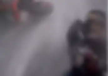 So Sweet.. Sudah Terjatuh Biker Ini Tetap Bisa Melindungi Kekasihnya